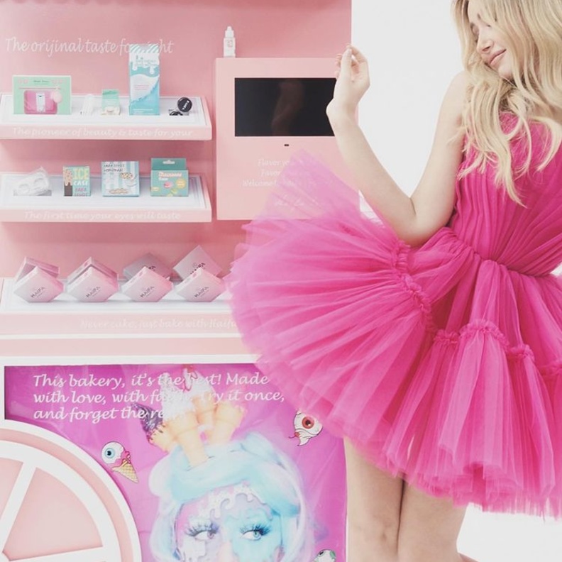 فساتين صيفية جذابة بألوان لافتة وساحرة بأسلوب هنا الزاهد المميّز