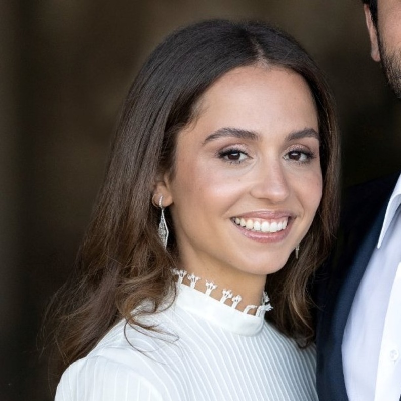 تفاصيل الإطلالة الجمالية للأميرة إيمان ابنة الملكة رانيا في حفل خطوبتها