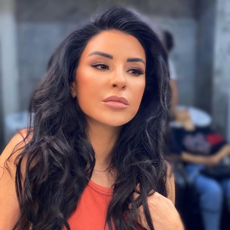 ماغي بو غصن تعتمد نيو لوك شعر لافت ونصائح لإعتماد الصبغة على طريقتها