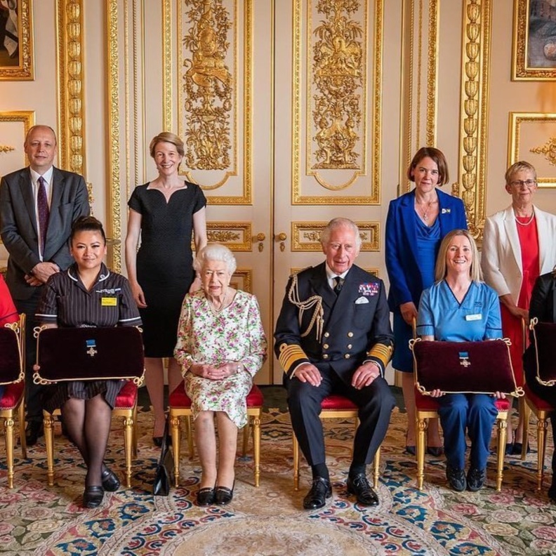 ملكة بريطانيا والأمير تشارلز يكرمان أول ممرضة في العالم تقوم بحقن المرضى بلقاح كورونا
