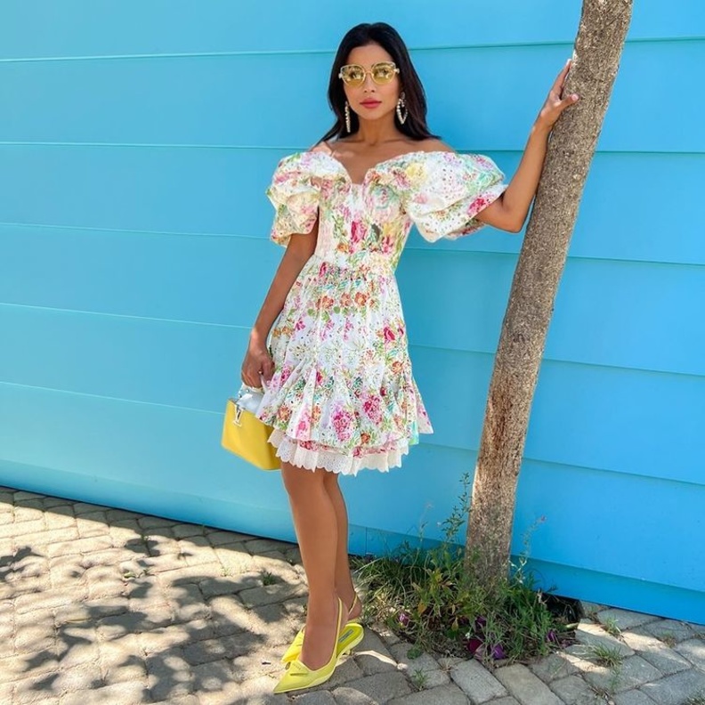 إطلالات مهيرة عبدالعزيز بلوك صيفي لافت ومنعش بفستان قصير بالورود