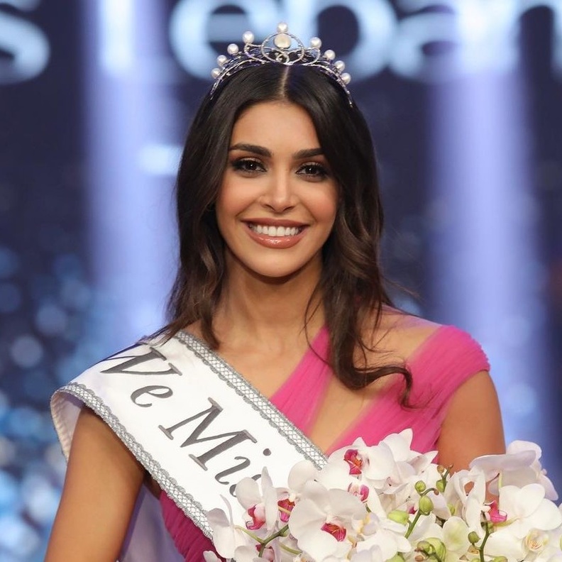 ياسمينا زيتون ملكة جمال لبنان للعام 2022 