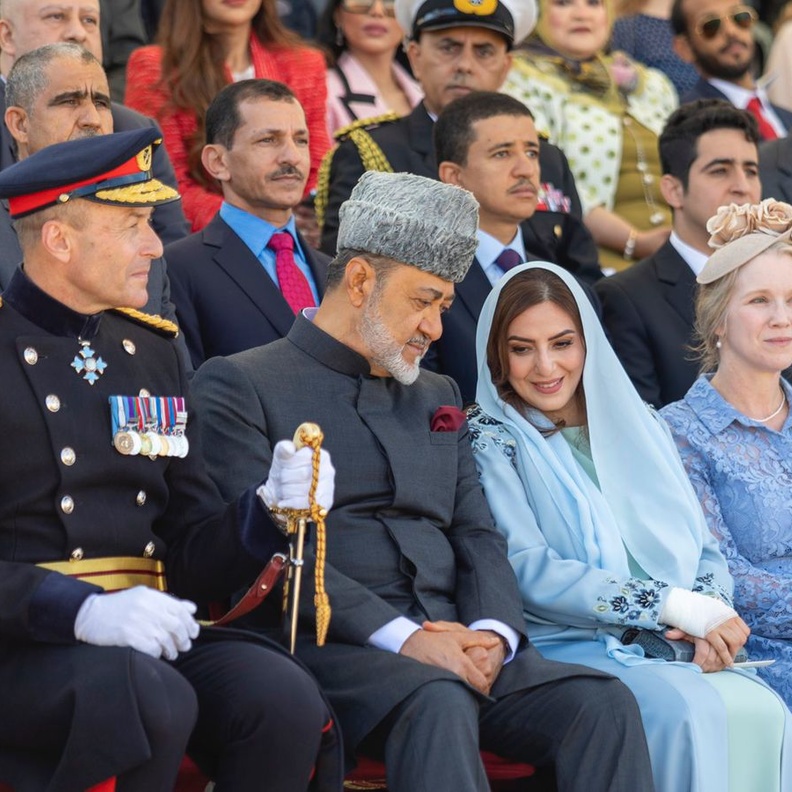 سلطان عمان والشيخة عهد يشاركان في حفل تخرج نجلهما من أكاديمية ساندهيرست