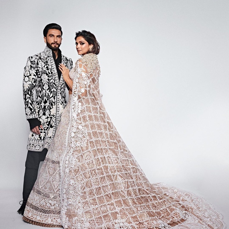 إطلالة ملكية للنجمة ديبيكا بادكون مع زوجها