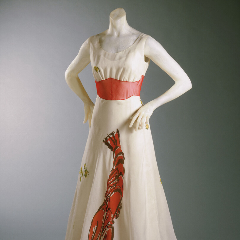 متحف الفنون الزخرفية في باريس يحتفل بإبداعات Schiaparelli عبر معرض "شوكينغ!"