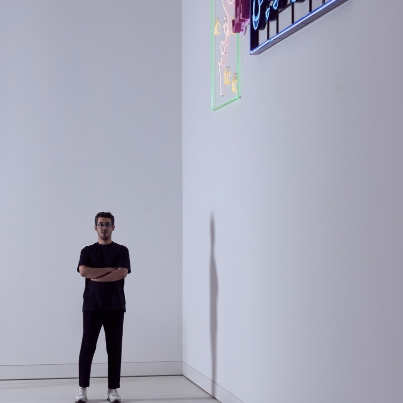 الفنان عبدالله العثمان يتحدث لـ"هي" عن مشاركته في معرض "أماكن" في إثراء 