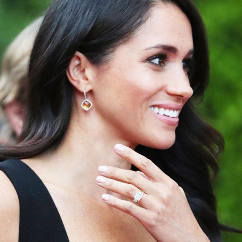 ميغان ماركل بقطعة مجوهرات مرصعة بحجر السترين