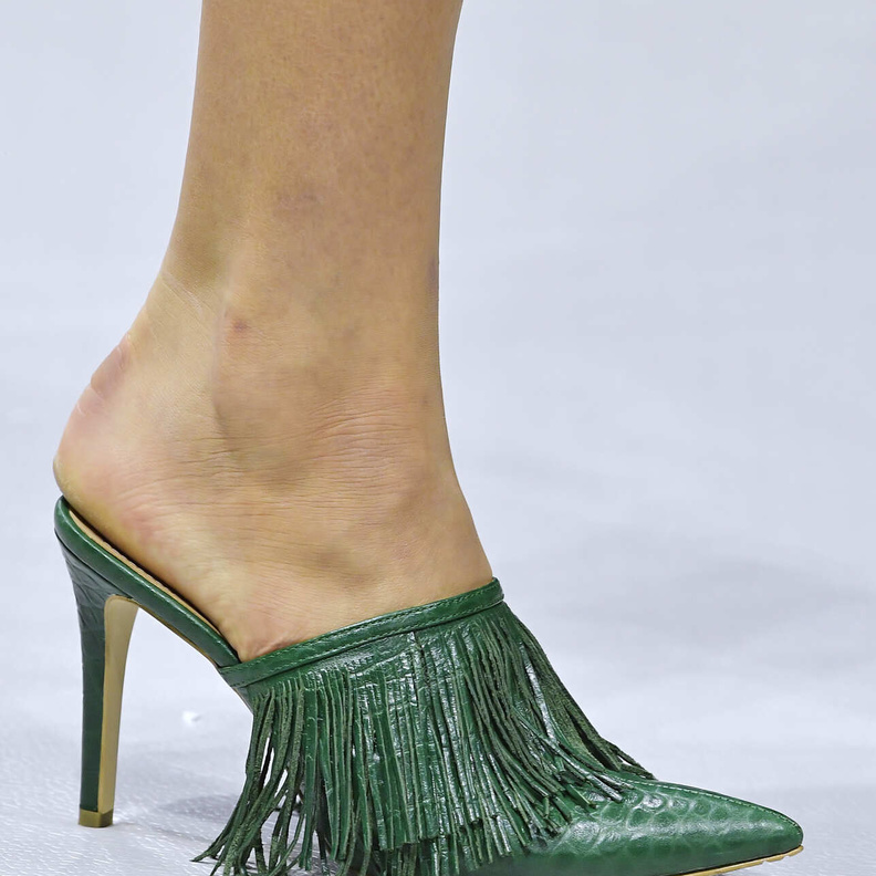 أحذية المول الملونة صيحة سترافق إطلالاتك في خريف 2022