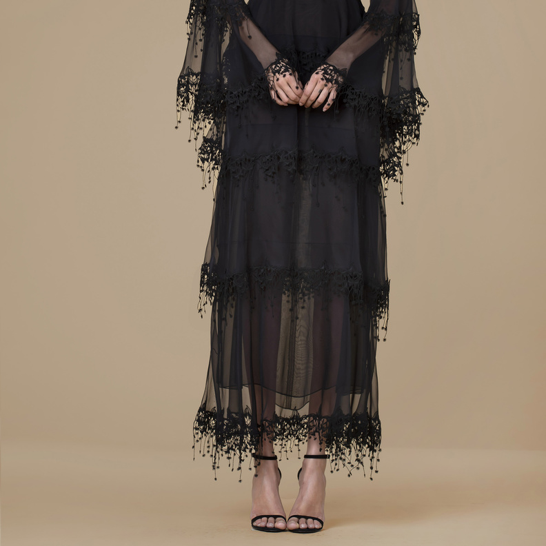 موديلات فساتين سهرة محتشمة باللون الأسود لسهرات عيد الأضحى 2022