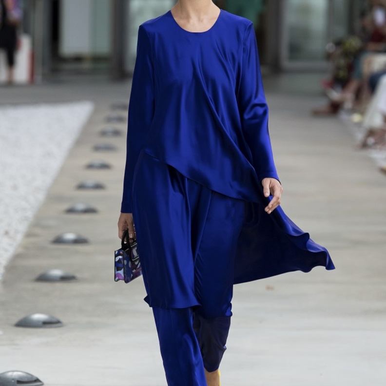 تنسيق بلايز طويلة بأسلوب شيك لافت بإطلالة بالأزرق من Laura Biagiotti