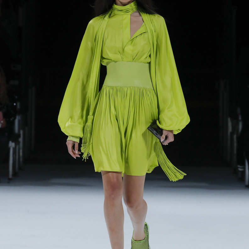 فساتين سهرة باللون الأخضر لإطلالة خارجة عن المألوف في صيف 2022