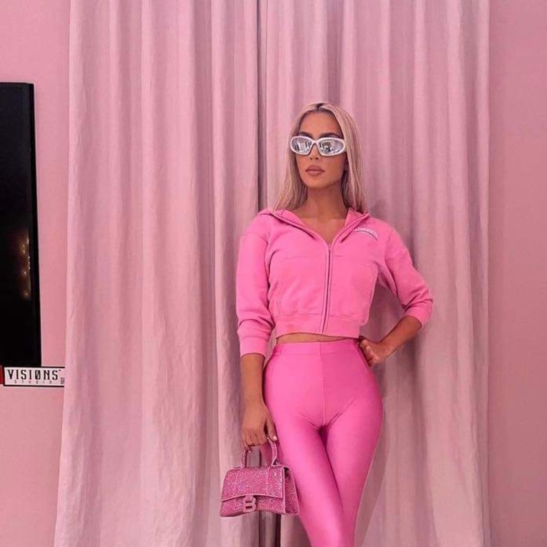 كيم كارداشيان في لوك دمية باربي