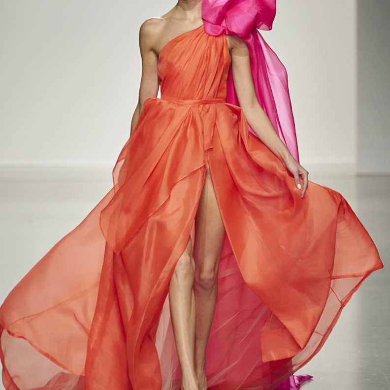 إطلالات بألوان الفليو  بأسلوب الفستان الطويل من Celia Kritharioti