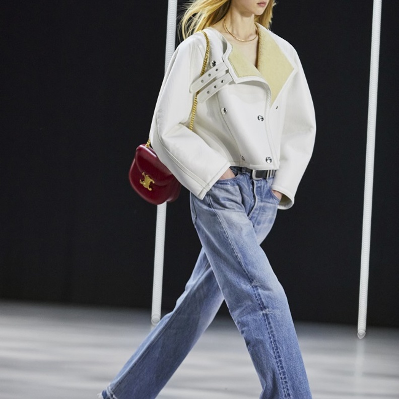 إطلالات باللّون الأبيض للشتاء لافتة ومميّزة من Celine