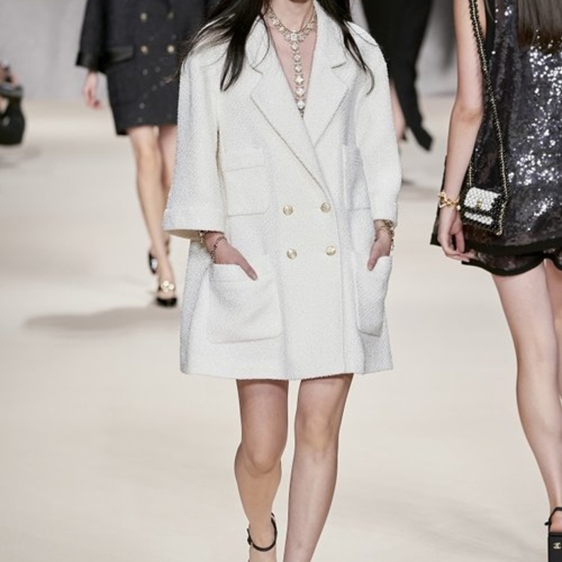 تنسيق إطلالات العيد بأسلوب الفساتين الواسعة الملونة من CHANEL