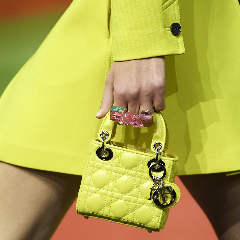 موضة حقائب المايكرو تعود الى الواجهة في صيف 2022