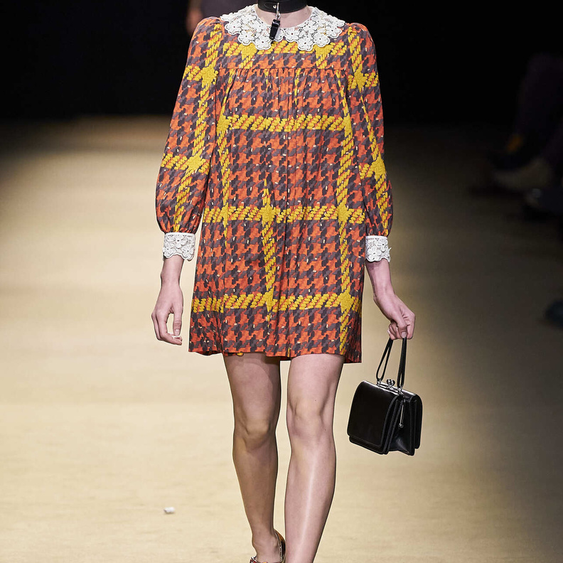 موديلات فساتين كارو قصيرة تنعش إطلالات خريف 2022