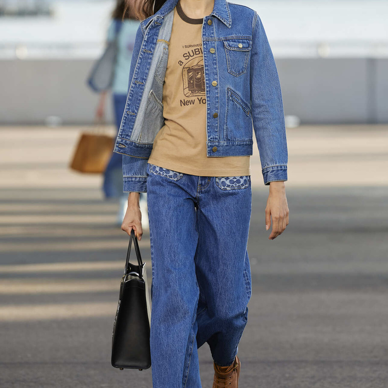 طرق تنسيق جاكيتات الجينز بأساليب عصرية في صيف 2022