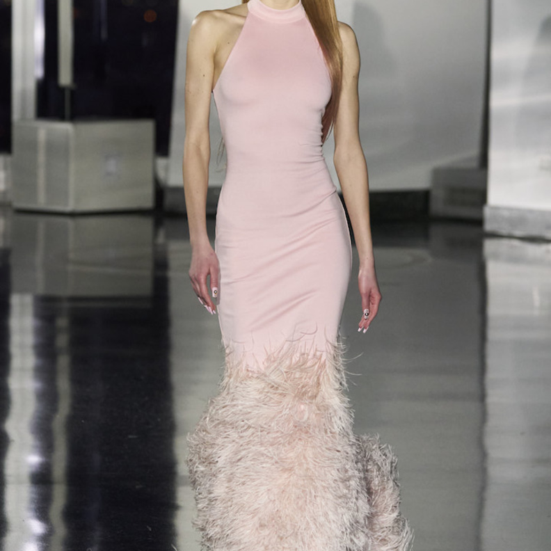 جاذبيّة الزهري الفاتح بفستان مرهف وراقي مع الريش الكثيف من Christian Cowan