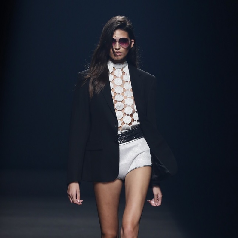 تنسيق البليزر الأسود صيحة موسم ربيع وصيف 2022 بأسلوب Custo Barcelona