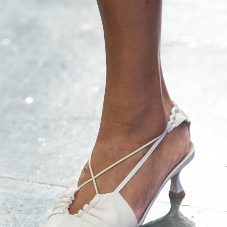 موديلات أحذية باللّون الأبيض بتصميم مميّز من Dojaka