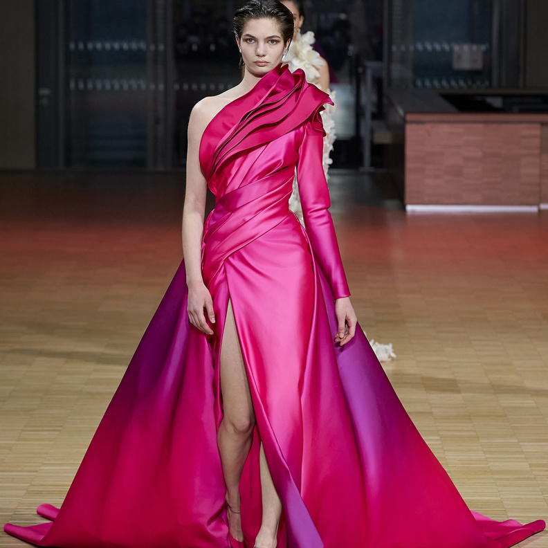 إطلالات أنيقة للصبايا بفساتين سهرة بتدرجات الفوشيا لسهرات صيف 2022