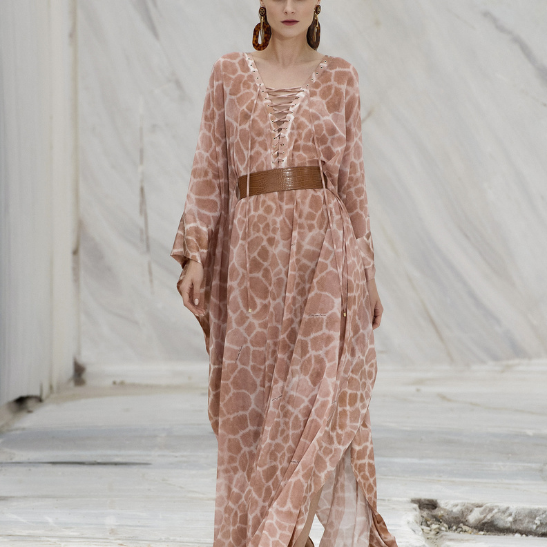 فساتين محجبات بأكمام واسعة لاطلالة مميزة في صيف 2022