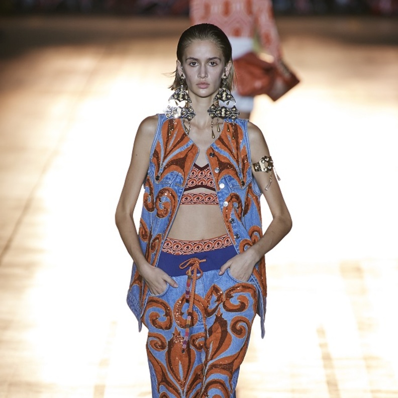 تنسيق الجيليه الصيفي لإطلالة عصرية لافتة لهذا الموسم من Etro