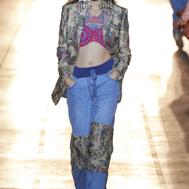 زخرفات ملوّنة برزت بالرقع القماشية التي زيّنت الجينز الأزرق من Etro