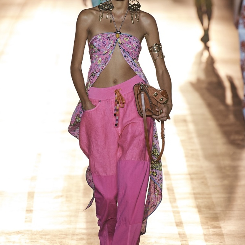 تنسيق السروال الملون بأسلوب كاجوال لافت من Etro