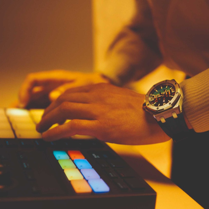 أوديمار بيغه تكشف النقاب عن طرازات جديدة من ساعة رويال أوك أوفشور تزدانُ بألوانٍ من عالم الموسيقى