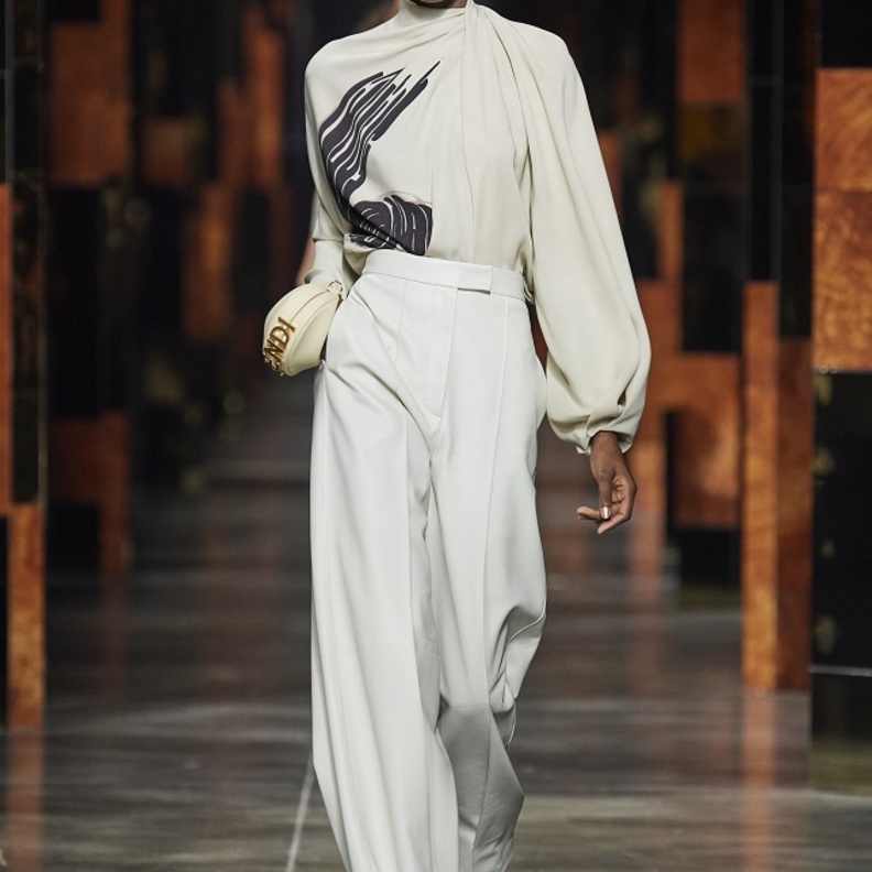 تنسيق السروال الأبيض مع اللّون البيج للوك أنيق لافت من Fendi 