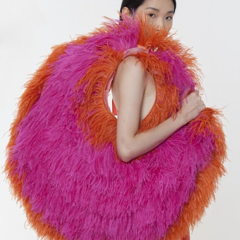 موديلات حقائب مزينة بالريش لإطلالة مميزة