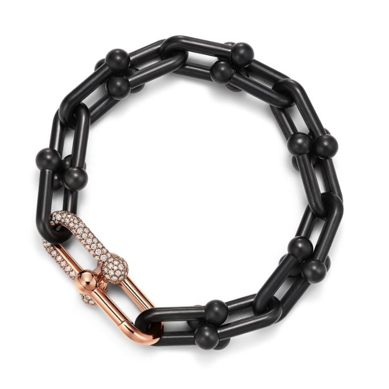  Tiffany & Co تقدم أحدث تصاميم تشكيلة Tiffany HardWear بالتيتانيوم الأسود مع وصلة من الذهب الوردي عيار 18 قيراط المرصّع بالألماس