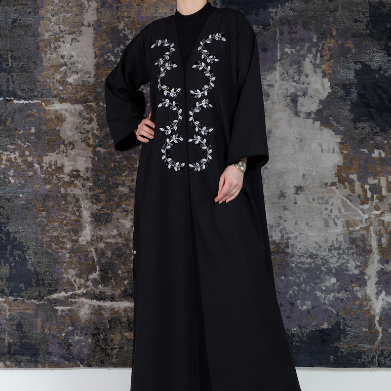 تطريزات الورود بدرجات الفضّي البراق زيّنت العباية السوداء من Imperio Collection