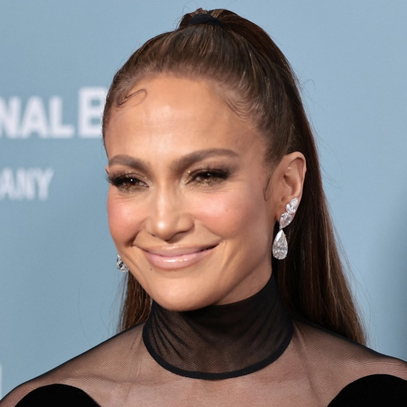 Jennifer Lopez بأقراط ألماس متدلية عيار 60 قيراطًا، من مجوهرات مجموعة Lorraine Schwartz