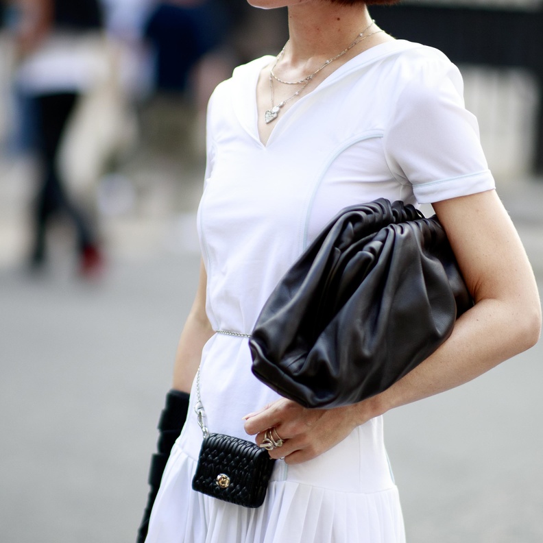 موديلات حقائب باللّون الأسود منسقة مع اللّون الأبيض بأسلوب Street style