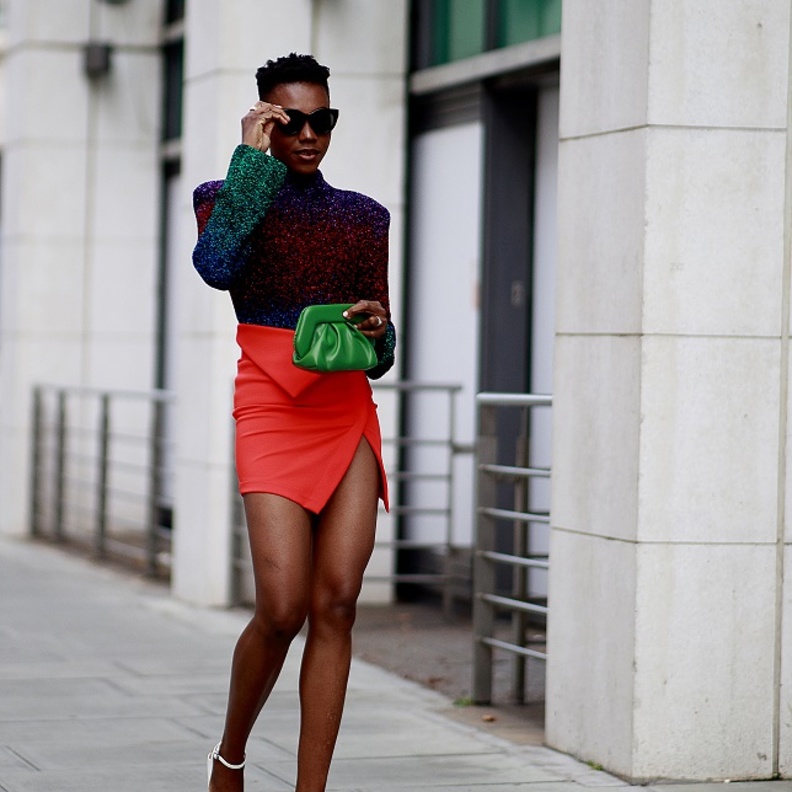 تنسيق الحقيبة الملونة بأسلوب شيك لافت من وحي إطلالات Street Style