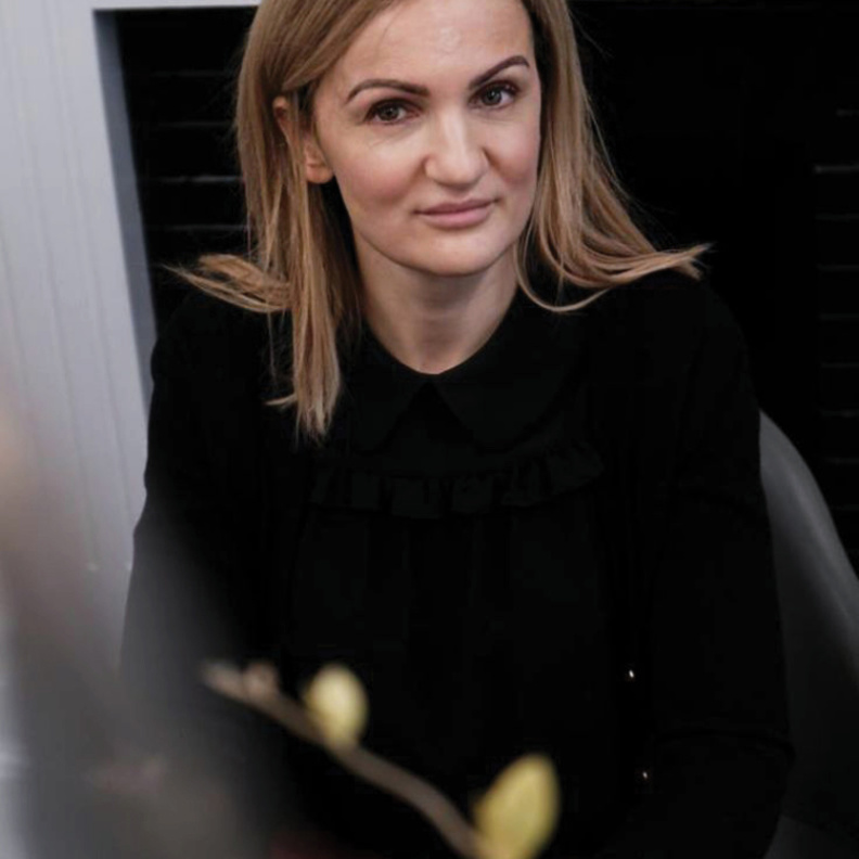 محاور المشاهير عدنان الكاتب يحاور الصحافية السابقة "لوسي غوف" Lucy Goff