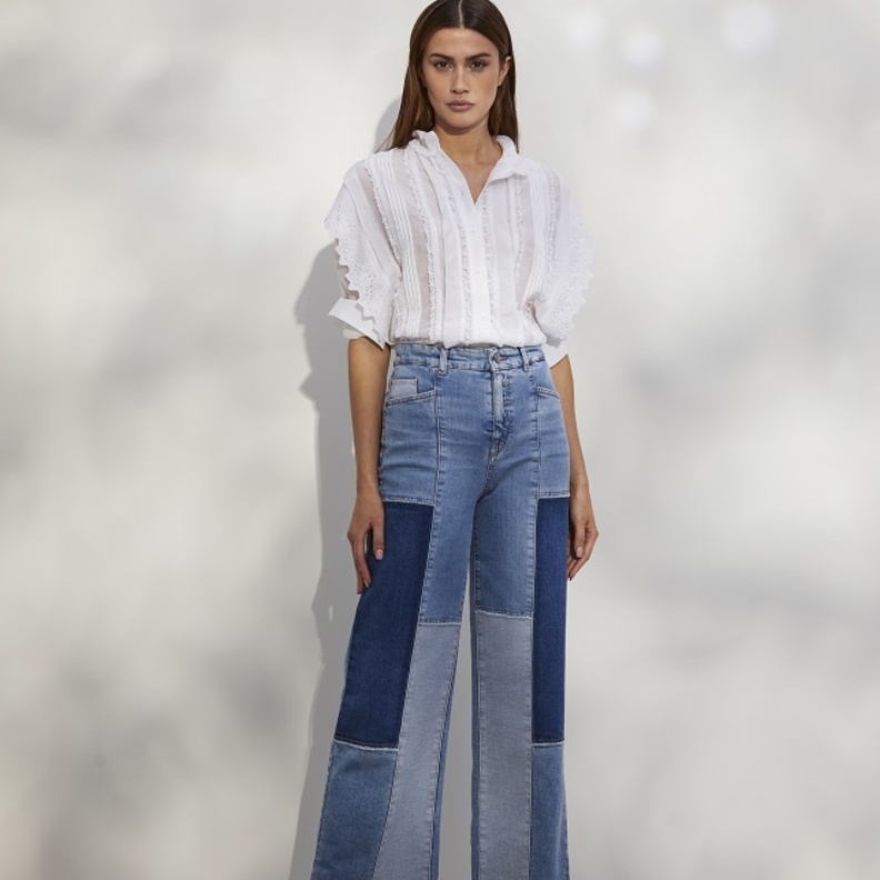 تنسيق إطلالات بقماش الدنيم مع الأبيض صيحة صيف 2022