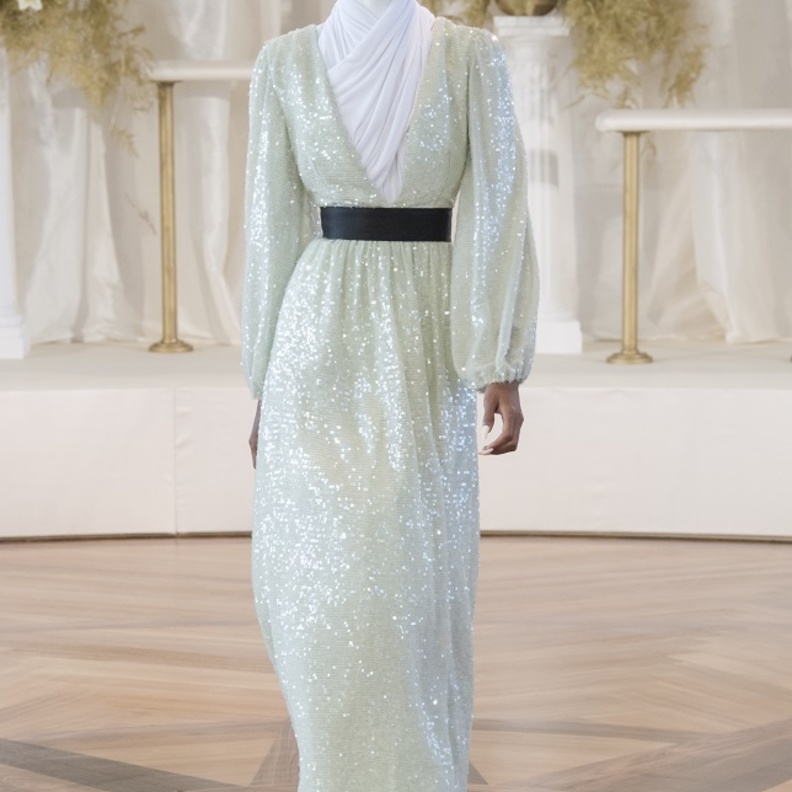 فساتين سهرة بألوان ميتاليكية بتصاميم لافتة منسبة للصبايا المحجبات من Markarian