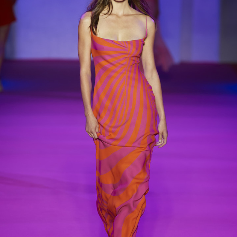 فستان طويل وشبابي بقصّة ناعمة وبسيطة وألوان حيوية من Brandon Maxwell