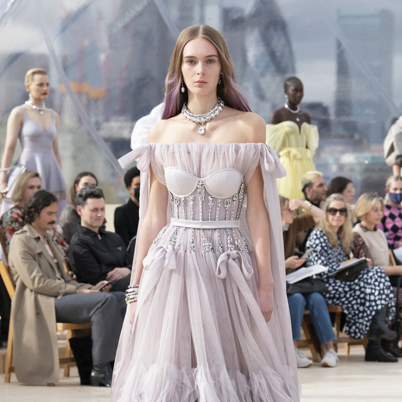 الكورسيه صيحة لا غنى عنها في سهرات صيف 2022