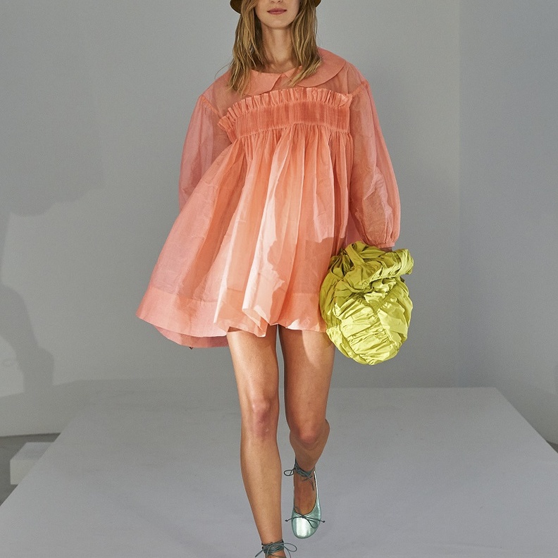 طرق تنسيق الملابس الفضفاضة بأسلوب الفستان القصير من Molly Goddard