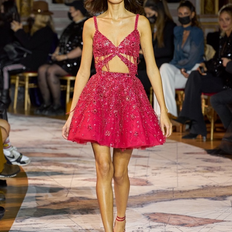 فساتين سهرة قصيرة ملونة بتصميم جريء ولافت من Zuhair Murad