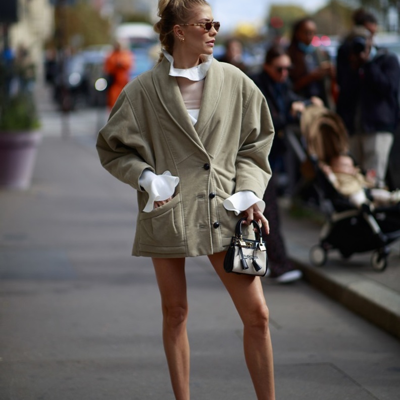 تنسيق البلايزر الفستان لإطلالة ساحرة وجذابة لصيف 2022