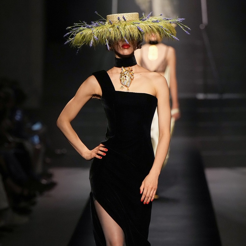 الهوت كوتور العنوان الأبرز مع انطلاق أسبوع الموضة في باريس 2022 وحضور بارز للمصممات 