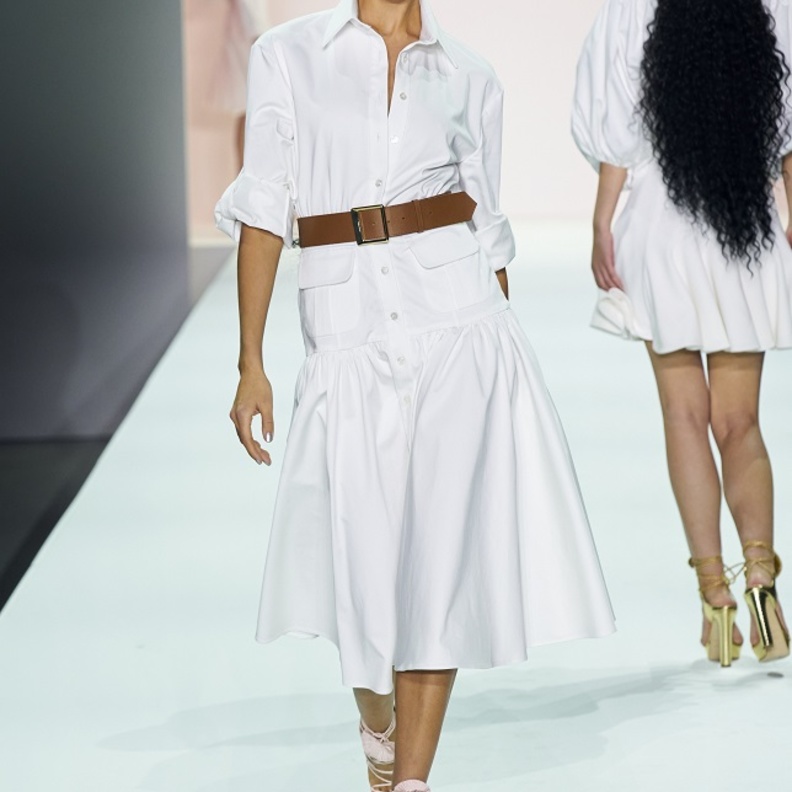 تنسيق إطلالات باللّون الأبيض للوك لافت في العيد من Sergio Hudson