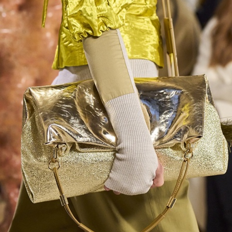 موديلات حقائب ميتالكية باللّون الذهبي صيحة صيف 2022 من Ulla johnson
