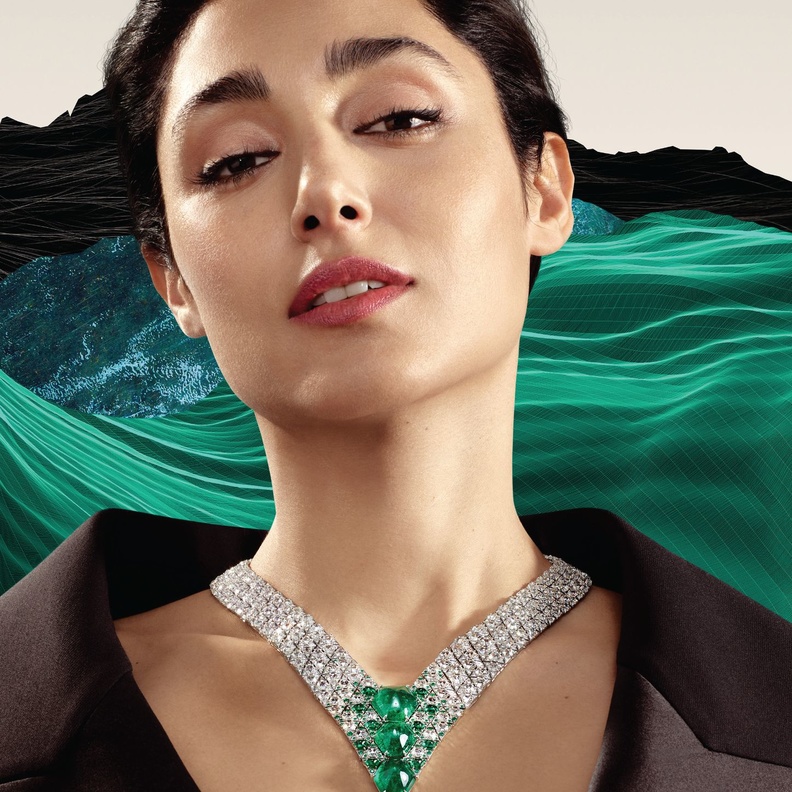 عقد "إيوانا" Iwana من البلاتين، والزمرد، والماس من مجموعة المجوهرات الراقية "بوتيه دو موند" Beautés du Monde.